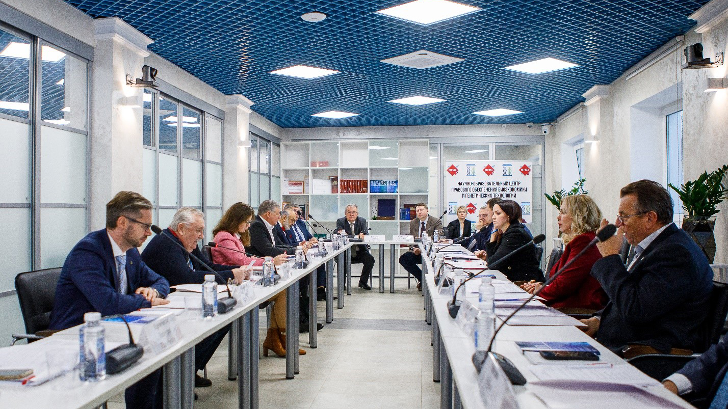 28 ноября 2024 года в ФГАОУ ВО «Московский государственный юридический университет имени О.Е. Кутафина (МГЮА)» состоялось заседание Президиума Ассоциации юридического образования.5